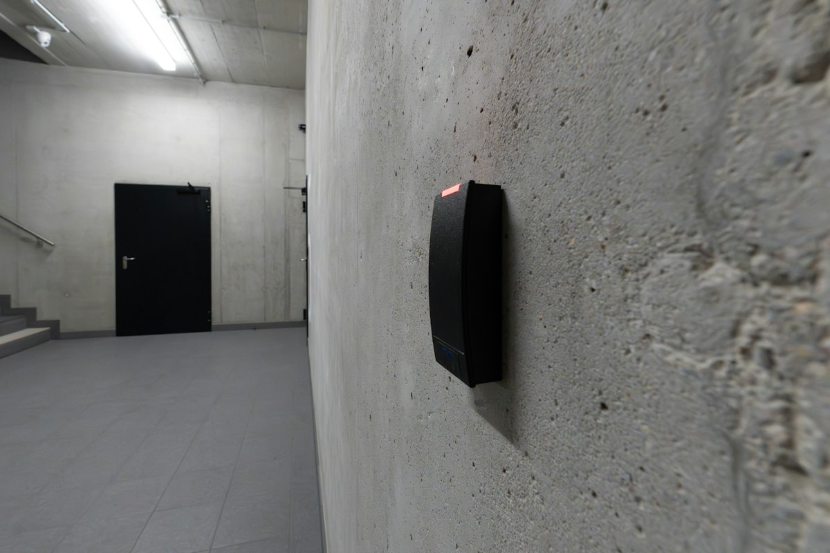 Contrôle d'accès entreprise Tanger : lecteur de badge et porte sécurisée